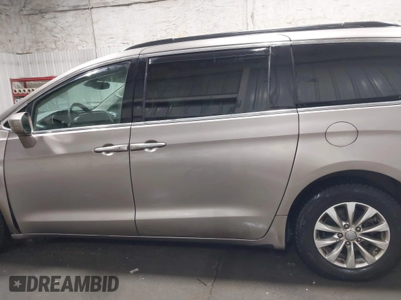2018 Chrysler Pacifica Touring Plus z VIN 2C4RC1FG1JR278437, wystawiony jako IAAI lot #41911660 z przebiegiem 125 381 mil mil oraz . Historia ofert i sprzedaży dostępna na DreamBid. Obrazek 14.