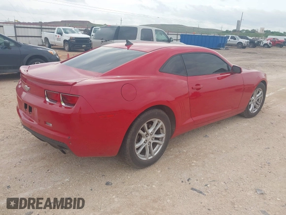 2013 Chevrolet Camaro LT z VIN 2G1FB1E32D9199408, wystawiony jako IAAI lot #42140199 z przebiegiem 204 629 mil mil oraz . Historia ofert i sprzedaży dostępna na DreamBid. Obrazek 4.