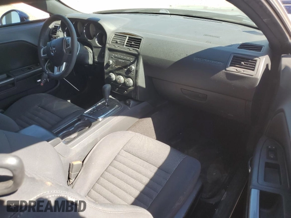2013 Dodge Challenger SXT z VIN 2C3CDYAG5DH695223, wystawiony jako Copart lot #57690455 z przebiegiem 76 831 mil mil oraz Szkoda całkowita • Salvage title. Historia ofert i sprzedaży dostępna na DreamBid. Obrazek 8.