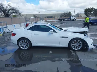 2019 Mercedes-Benz SLC 300 z VIN WDDPK3JA1KF163070, wystawiony jako IAAI lot #41785084 z przebiegiem 58 585 mil mil oraz . Historia ofert i sprzedaży dostępna na DreamBid. Obrazek 13.