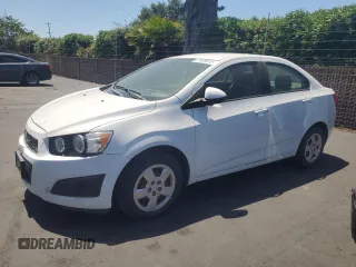 2015 Chevrolet Sonic LS z VIN 1G1JA5SH2F4163017, wystawiony jako Copart lot #57026675 z przebiegiem 191 812 mil mil oraz Czysty tytuł • Clean title. Historia ofert i sprzedaży dostępna na DreamBid. Obrazek 1.