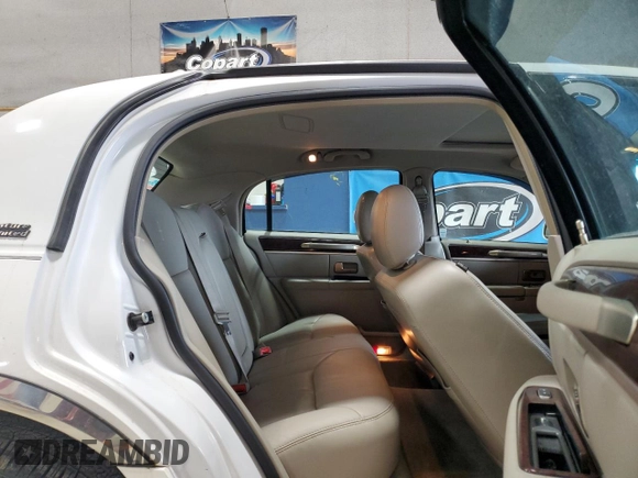 2007 Lincoln Town Car Signature Limited z VIN 1LNHM82WX7Y628758, wystawiony jako Copart lot #55057565 z przebiegiem 101 057 mil mil oraz Szkoda całkowita • Salvage title. Historia ofert i sprzedaży dostępna na DreamBid. Obrazek 10.
