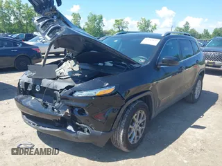 2017 Jeep Cherokee Latitude z VIN 1C4PJMCS4HW582693, wystawiony jako IAAI lot #42642337 z przebiegiem 49 839 mil mil oraz . Historia ofert i sprzedaży dostępna na DreamBid. Obrazek 2.