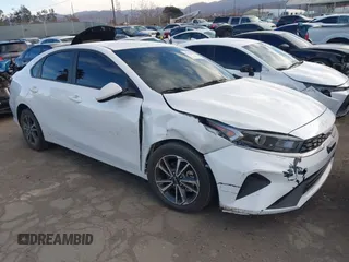 2023 Kia Forte LXS z VIN 3KPF24AD2PE538925, wystawiony jako IAAI lot #41279642 z przebiegiem 59 395 mil mil oraz . Historia ofert i sprzedaży dostępna na DreamBid. Obrazek 1.