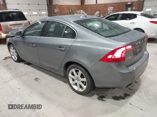 2016 Volvo S60 T5 Premier z VIN YV1612TK0G2410743, wystawiony jako IAAI lot #41717318 z przebiegiem 87 087 mil mil oraz . Historia ofert i sprzedaży dostępna na DreamBid. Obrazek 3.