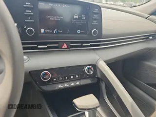 2023 Hyundai Elantra SEL z VIN 5NPLM4AG4PH112138, wystawiony jako IAAI lot #42808927 z przebiegiem 44 103 mil mil oraz . Historia ofert i sprzedaży dostępna na DreamBid. Obrazek 1.