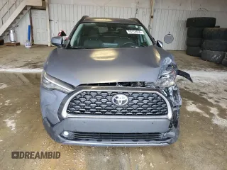 2022 Toyota Corolla Cross XLE z VIN 7MUDAABG3NV013642, wystawiony jako Copart lot #55118555 z przebiegiem 22 575 mil mil oraz Szkoda całkowita • Salvage title. Historia ofert i sprzedaży dostępna na DreamBid. Obrazek 5.