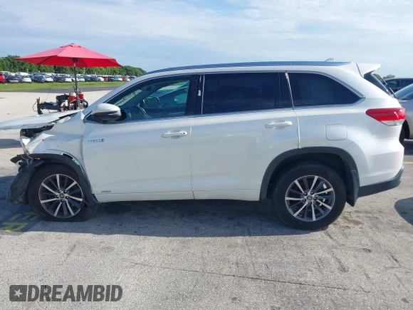 2018 Toyota Highlander Hybrid XLE с VIN 5TDJGRFH2JS051886, выставлен на аукционе IAAI как лот 42739821 с пробегом 131 880 миль миль и . История ставок и продаж доступна на DreamBid. Изображение 14.