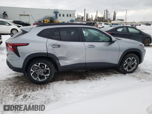 2025 Chevrolet Trax LT with VIN KL77LHE20SC084625, listed as a Copart auction lot 42224735 with 2,417 mi miles and Salvage Title. Bid and sale history available at carsss.com. Image 3.