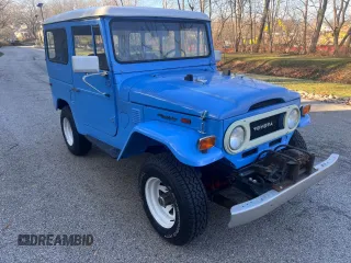 1974 Toyota Land Cruiser z VIN FJ40166015, wystawiony jako Copart lot #53980365 z przebiegiem 239 mil mil oraz Czysty tytuł • Clean title. Historia ofert i sprzedaży dostępna na DreamBid. Obrazek 1.