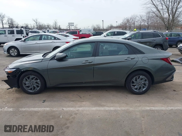 2024 Hyundai Elantra SEL z VIN KMHLM4DG9RU784034, wystawiony jako IAAI lot #41768840 z przebiegiem 8 606 mil mil oraz . Historia ofert i sprzedaży dostępna na DreamBid. Obrazek 14.