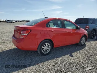 2018 Chevrolet Sonic LT z VIN 1G1JD5SH5J4106052, wystawiony jako Copart lot #52607635 z przebiegiem 83 110 mil mil oraz Szkoda całkowita • Salvage title. Historia ofert i sprzedaży dostępna na DreamBid. Obrazek 3.