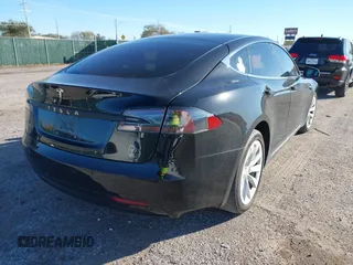 2018 Tesla Model S 75D z VIN 5YJSA1E23JF246601, wystawiony jako IAAI lot #40774603 z przebiegiem 55 697 mil mil oraz . Historia ofert i sprzedaży dostępna na DreamBid. Obrazek 4.
