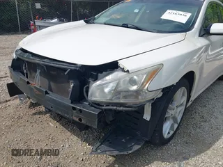 2011 Nissan Maxima SV z VIN 1N4AA5AP8BC828573, wystawiony jako IAAI lot #42163036 z przebiegiem 196 035 mil mil oraz . Historia ofert i sprzedaży dostępna na DreamBid. Obrazek 6.