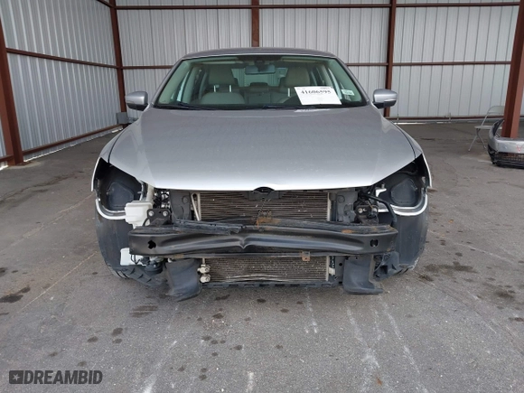 2014 Volkswagen Passat Wolfsburg Ed with VIN 1VWAS7A32EC036193, listed as a IAAI auction lot 41606595 with 77,536 mi miles. Bid and sale history available at carsss.com. Image 6.