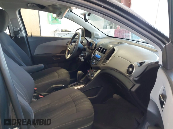 2014 Chevrolet Sonic LT z VIN 1G1JC5SH2E4199864, wystawiony jako IAAI lot #42370631 z przebiegiem 59 781 mil mil oraz . Historia ofert i sprzedaży dostępna na DreamBid. Obrazek 5.