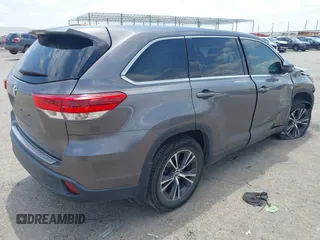 2018 Toyota Highlander LE z VIN 5TDZARFH1JS038079, wystawiony jako IAAI lot #42369968 z przebiegiem 83 706 mil mil oraz . Historia ofert i sprzedaży dostępna na DreamBid. Obrazek 4.