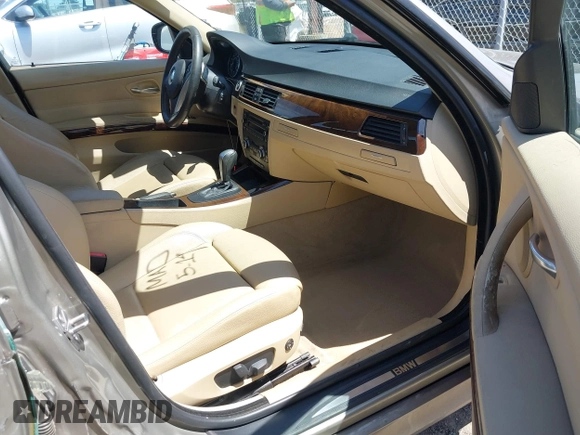 2009 BMW 3 Series 328i xDrive z VIN WBAPK53529A644875, wystawiony jako IAAI lot #42247084 z przebiegiem 158 903 mil mil oraz . Historia ofert i sprzedaży dostępna na DreamBid. Obrazek 5.