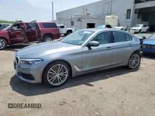 2019 BMW 5 Series 540i xDrive z VIN WBAJE7C53KWW13250, wystawiony jako Copart lot #57136405 z przebiegiem 43 978 mil mil oraz Szkoda całkowita • Salvage title. Historia ofert i sprzedaży dostępna na DreamBid. Obrazek 1.