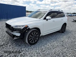 2018 Volvo XC90 Momentum z VIN YV4A22PK6J1216722, wystawiony jako Copart lot #51668285 z przebiegiem 69 136 mil mil oraz Szkody całkowita. Historia ofert i sprzedaży dostępna na DreamBid. Obrazek 1.