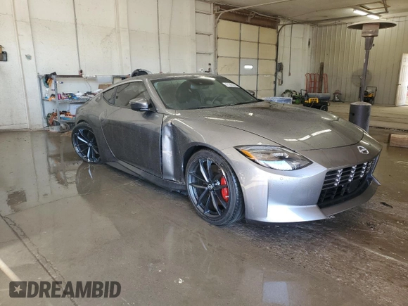 2024 Nissan Z Performance с VIN JN1BZ4BH8RM363566, выставлен на аукционе Copart как лот 47385535 с пробегом 17 514 миль миль и Списание • Salvage title. История ставок и продаж доступна на DreamBid. Изображение 4.