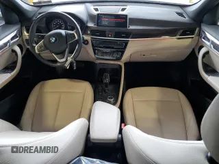 2020 BMW X1 xDrive28i z VIN WBXJG9C09L5P27695, wystawiony jako Copart lot #57039795 z przebiegiem 53 242 mil mil oraz Szkoda całkowita • Salvage title. Historia ofert i sprzedaży dostępna na DreamBid. Obrazek 8.