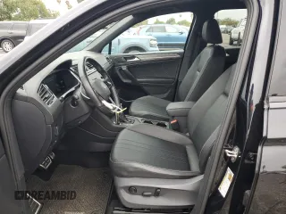 2023 Volkswagen Tiguan SE R-Line Black z VIN 3VVCB7AXXPM033818, wystawiony jako Copart lot #48759425 z przebiegiem 24 260 mil mil oraz Szkoda całkowita • Salvage title. Historia ofert i sprzedaży dostępna na DreamBid. Obrazek 7.