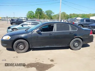 2013 Chevrolet Impala Police z VIN 2G1WD5E31D1256682, wystawiony jako IAAI lot #42276990 z przebiegiem 148 251 mil mil oraz . Historia ofert i sprzedaży dostępna na DreamBid. Obrazek 15.
