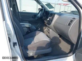 2003 Ford Escape XLS Popular with VIN 1FMYU92183KB46619, listed as a IAAI auction lot 40695244 with 0 mi miles. Bid and sale history available at carsss.com. Image 5.