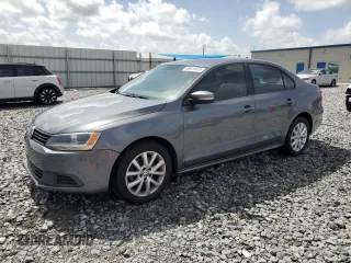 2011 Volkswagen Jetta SE z VIN 3VWDX7AJ8BM364550, wystawiony jako Copart lot #60610435 z przebiegiem 110 391 mil mil oraz Szkoda całkowita • Salvage title. Historia ofert i sprzedaży dostępna na DreamBid. Obrazek 1.