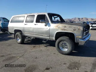 1989 Chevrolet Suburban z VIN 1GNGV26K8KF128711, wystawiony jako Copart lot #46658895 z przebiegiem Nie podano mil oraz Szkoda całkowita • Salvage title. Historia ofert i sprzedaży dostępna na DreamBid. Obrazek 4.