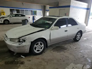 1998 Toyota Camry LE z VIN 4T1BF22K1WU048928, wystawiony jako Copart lot #57654365 z przebiegiem 132 087 mil mil oraz Czysty tytuł • Clean title. Historia ofert i sprzedaży dostępna na DreamBid. Obrazek 1.