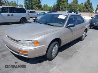 1996 Toyota Camry DX z VIN JT2BG12K3T0381929, wystawiony jako IAAI lot #42336120 z przebiegiem 198 942 mil mil oraz . Historia ofert i sprzedaży dostępna na DreamBid. Obrazek 2.