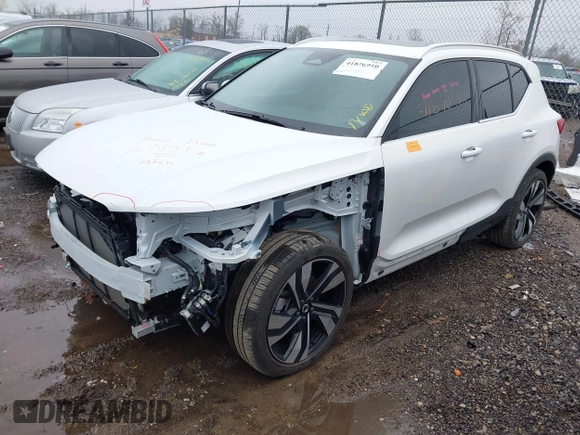 2024 Volvo XC40 Plus Bright Theme z VIN YV4L12UEXR2202130, wystawiony jako IAAI lot #41876910 z przebiegiem 15 997 mil mil oraz . Historia ofert i sprzedaży dostępna na DreamBid. Obrazek 21.