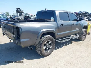 2017 Toyota Tacoma SR5 z VIN 3TMCZ5AN4HM052380, wystawiony jako IAAI lot #42277918 z przebiegiem 62 238 mil mil oraz . Historia ofert i sprzedaży dostępna na DreamBid. Obrazek 4.