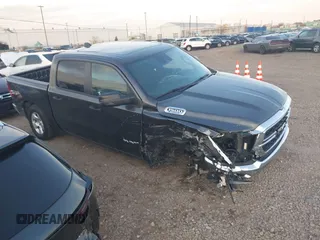2023 Ram 1500 Big Horn z VIN 1C6RRFFGXPN546992, wystawiony jako IAAI lot #40651355 z przebiegiem 11 677 mil mil oraz . Historia ofert i sprzedaży dostępna na DreamBid. Obrazek 1.