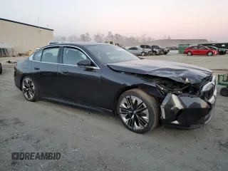 2024 BMW i5 eDrive40 z VIN WBY33FK04RCR56564, wystawiony jako Copart lot #46867435 z przebiegiem 2737 mil mil oraz Szkody całkowita. Historia ofert i sprzedaży dostępna na DreamBid. Obrazek 4.