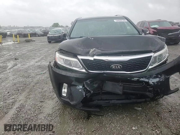 2015 Kia Sorento LX z VIN 5XYKTCA64FG636749, wystawiony jako Copart lot #54692105 z przebiegiem 141 739 mil mil oraz Szkoda całkowita • Salvage title. Historia ofert i sprzedaży dostępna na DreamBid. Obrazek 14.