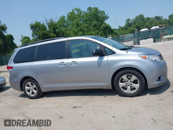 2012 Toyota Sienna LE AAS z VIN 5TDKK3DC0CS210995, wystawiony jako IAAI lot #42439317 z przebiegiem 183 029 mil mil oraz . Historia ofert i sprzedaży dostępna na DreamBid. Obrazek 13.