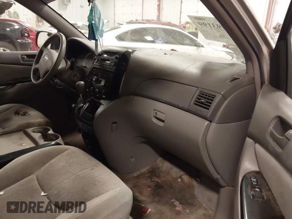 2004 Toyota Sienna CE z VIN 5TDZA23C54S019832, wystawiony jako IAAI lot #41993199 z przebiegiem 190 327 mil mil oraz . Historia ofert i sprzedaży dostępna na DreamBid. Obrazek 5.