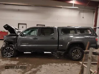 2020 Toyota Tacoma SR5 z VIN 5TFDZ5BN5LX049669, wystawiony jako IAAI lot #41172088 z przebiegiem 80 559 mil mil oraz . Historia ofert i sprzedaży dostępna na DreamBid. Obrazek 13.