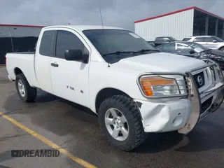 2011 Nissan Titan S z VIN 1N6AA0CJ7BN316696, wystawiony jako IAAI lot #42115819 z przebiegiem 247 063 mil mil oraz . Historia ofert i sprzedaży dostępna na DreamBid. Obrazek 1.