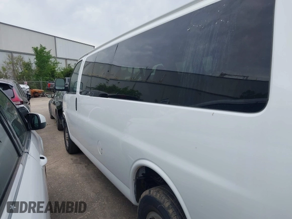2019 Chevrolet Express Passenger LT z VIN 1GAZGPFG3K1364936, wystawiony jako IAAI lot #42137561 z przebiegiem 33 624 mil mil oraz . Historia ofert i sprzedaży dostępna na DreamBid. Obrazek 14.