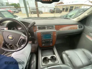 2007 Chevrolet Tahoe LTZ z VIN 1GNFK13007R118200, wystawiony jako Copart lot #61613185 z przebiegiem 137 294 mil mil oraz Czysty tytuł • Clean title. Historia ofert i sprzedaży dostępna na DreamBid. Obrazek 9.