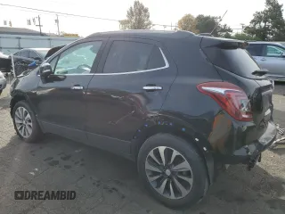 2020 Buick Encore Essence z VIN KL4CJGSB1LB044402, wystawiony jako Copart lot #78628684 z przebiegiem 64 651 mil mil oraz Szkody całkowita. Historia ofert i sprzedaży dostępna na DreamBid. Obrazek 2.