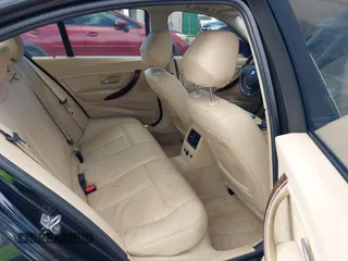 2013 BMW 3 Series 328i xDrive z VIN WBA3B3C52DF536321, wystawiony jako IAAI lot #42004170 z przebiegiem 70 985 mil mil oraz . Historia ofert i sprzedaży dostępna na DreamBid. Obrazek 8.