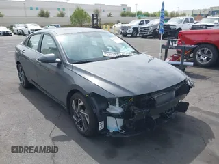 2024 Hyundai Elantra Limited z VIN KMHLN4DJ6RU097585, wystawiony jako IAAI lot #42239279 z przebiegiem 4 355 mil mil oraz . Historia ofert i sprzedaży dostępna na DreamBid. Obrazek 1.