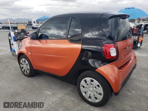 2016 Smart fortwo Passion z VIN WMEFJ5DAXGK069026, wystawiony jako Copart lot #53535045 z przebiegiem 34 410 mil mil oraz Tytuł czysty. Historia ofert i sprzedaży dostępna na DreamBid. Obrazek 2.