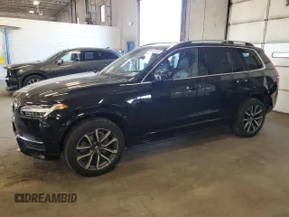 2016 Volvo XC90 T6 Momentum z VIN YV4A22PK3G1073608, wystawiony jako Copart lot #55142255 z przebiegiem 58 639 mil mil oraz Szkody całkowita. Historia ofert i sprzedaży dostępna na DreamBid. Obrazek 1.