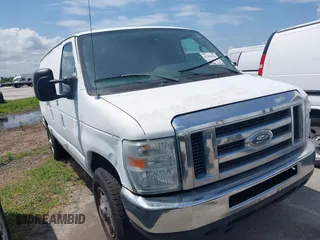 2013 Ford Econoline Cargo Commercial z VIN 1FTNE2EW8DDB01110, wystawiony jako IAAI lot #42290270 z przebiegiem 241 988 mil mil oraz . Historia ofert i sprzedaży dostępna na DreamBid. Obrazek 1.